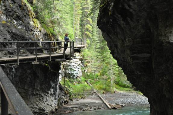 Admirando o Johnston Canyon, no Banff National Park, em Alberta, no Canadá